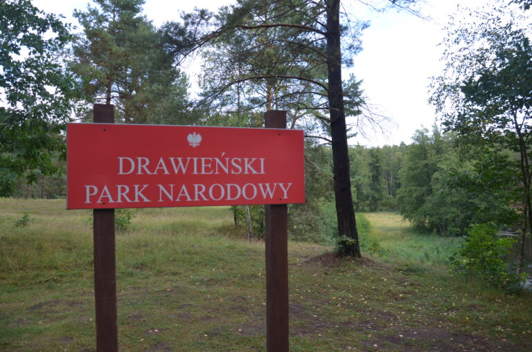 Cartello d'ingresso al Parco Nazionale del Drawa a Głusko